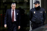 Luis Barcenas, extesorero del Partido Popular, sale de la Audiencia Nacional.-JOSÉ LUIS ROCA