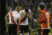 Ramiro Funes Mori, del River, se lava la cara con agua tras ser atacado con gas pimienta, el jueves en Buenos Aires.-Foto: AP / VICTOR R. CAIVANO