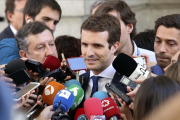El presidente del PP, Pablo Casado, responde a los periodistas en el Congreso-DAVID CASTRO