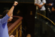Pablo Iglesias alza el puño durante su intevención en el debate de investidura de Mariano Rajoy.-AGUSTÍN CATALÁN