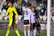 Valcarce celebra con sus compañeros el gol ante la Ponferradina. TOMÁS ALONSO