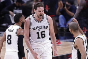 Pau Gasol junto a Tony Parker y Patty Mills durante el segundo encuentro Spurs-Rockets.-EFE