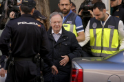 Miguel Bernard, presidente del sindicato Manos Limpias, sale de la sede acompañado de la policí­a.  /-JOSÉ LUIS ROCA