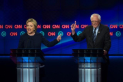 Hillary Clinton y Bernie Sanders, ayer en Flint, durante un momento del debate.-AP / JAKE MAY