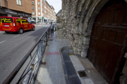La acera junto a la iglesia del Monasterio de Santa Clara es muy estrecha para el paso de peatones. SANTI OTERO