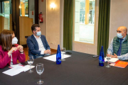 Esther Peña y Luis Tudanca con el presidente de la Confederación de Hostelería y Turismo de Castilla y León, Fernando de la Varga. SANTI OTERO