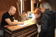Un empleado de Citur ofrece información a unas turistas.-ISRAEL L. MURILLO