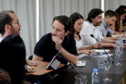 Pablo Iglesias charla con el secretario de Organización, Pablo Echenique, en la reunión del CCE, en Madrid-JOSÉ LUIS ROCA