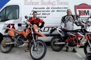 Rodrigo Martín y Jonatan González posan junto a sus motos.-