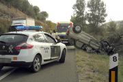 Los dos vehículos implicados en el accidente acabaron volcando, mientras que el camión, gracias a la pericia del conductor, se mantuvo en la vía.-G.G.