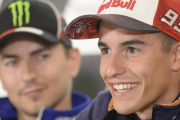 Marc Márquez habla mientras es observado por Jorge Lorenzo en el circuito austriaco de Spielberg.-MIRCO LAZZARI