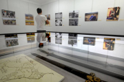 La exposición muestra fotografías pero también paneles informativos y objetos de época.-I. L. M.