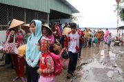 Habitantes de Tra Vinh, en el sur de Vietnam son evacuados el 25 de diciembre de 2017 debido al paso del tifón Tembin por el país. Unas 650.000 personas han sido evacuadas en Vietnam después de que la misma tormenta causara 240 muertos en Filipinas.-EFE
