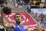 Javi Vega entra a canasta en un partido de esta temporada en el Coliseum-Santi Otero