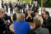 El presidente de Rusia, Vladimir Putin, la cancillera alemana, Angela Merkel, el presidente de Ucrania, Petro Poroshenko y el presidente francés, François Hollande, este viernes en una reunión en París.-AP / MIKHAIL PALINCHAK