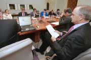 Un momento de la última reunión del consorcio del desvío del ferrocarril.-RAÚL G. OCHOA