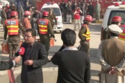 Fuerzas de seguridad en el exterior de la universidad Bacha Khan, asaltada esta mañana por cuatro terroristas.-REUTERS TV / REUTERS