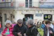 Dos turistas dialogan con un hombre frente a la Catedral de Burgos.-RAÚL G. OCHOA