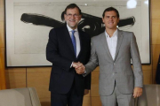 Mariano Rajoy y Albert Rivera, en una reunión en julio del 2016.-JUAN MANUEL PRATS