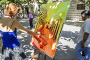 Una pintora plasma su visión del paseo del Espolón con el Arco de Santa María al fondo.-SANTI OTERO