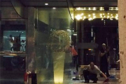 Un policía recoge muestras del tiroteo en el Hotel Silken de Barcelona, este martes.-Foto: ANNA FRAGO