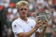 Alejandro Davidovich, con el trofeo de campeón junior de Wimbledon, este domingo.-AP / STEVEN PASTON