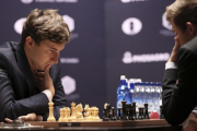Karjakin (izquierda) y Carlsen, durante la disputa de la cuarta partida del Mundial de ajedrez. Nuevamente fue tablas.-SETH WENIG / AP