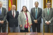 Ignacio Martínez, con barba, junto al resto de los firmantes del acuerdo y el codirector de las excavaciones de Atapuerca, Juan Luis Arsuaga (dcha.).-ECB