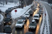 Miles de vehículos han quedado atrapados en los Alpes franceses por la nieve y el hielo.-Foto: JEAN PIERRE CLATOT / AFP