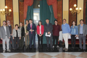 Foto de grupo de los miembros del jurado que seleccionarán el proyecto ganador entre los admitidos.-SANTI OTERO