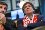 Carles Puigdemont viendo el Girona-Getafe en Bruselas.-OLIVIER HOSLET (EFE)