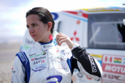 Gutiérrez se refresca durante un momento del Dakar.-DKR RAID SERVICE