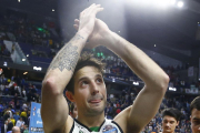 Laprovittola saluda a la grada tras su histórica exhibición en los cuartos de final de la Copa del Rey. ACB PHOTO-ACB PHOTO