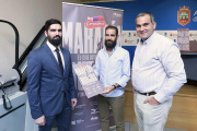 Marcos López (Isabel I), SamuelCasado (director de la prueba) y LevíMoreno (concejal) posan con el cartel.-RAÚL OCHOA