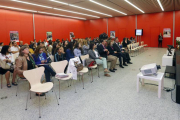 Una joven detalla su experiencia, ante el director regional de Educación, Juan Carlos Rodríguez Santillana,y la directora de la Fundación, Mar Fresno.-RAÚL OCHOA