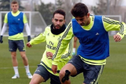 Enzo Zidane controla el balón ante Carvajal en el entrenamiento de esta mañana del Real Madrid-