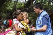 Personal de la Agencia de la ONU para los Refugiados (Acnur) atiende a inmigrantes.-ACNUR
