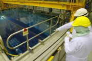 Dos operarios de la central de Garoña supervisan la piscina del reactor que contiene residuos radiactivos.-ISRAEL L. MURILLO