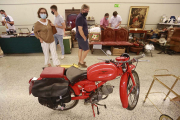 Esta Moto Guzzi Hispania se lleva las miradas de todo el que pasa. RAÚL OCHOA