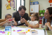 Visita a la Escuela Infantil Municipal de Carbajosa de la Sagrada
El presidente de la Junta de Castilla y León, Alfonso Fernández Mañueco; acompañado del presidente de la Diputación provincial, Javier Iglesias, visitan la Escuela Infantil Municipal de Carbajosa de la Sagrada