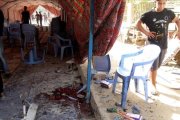 Varios iraquís inspeccionan la tienda donde se ha cometido el atentado suicida, en el barrio de Shaab, en Bagdad, este sábado.-EFE / ALI ABBAS