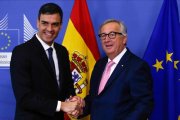 Sánchez y Juncker se saliudan antes de la reunión que han mantenido previa a la cumbre de la UE.  / ARIS OIKONOMOU (AFP)-/ ARIS OIKONOMOU (AFP)