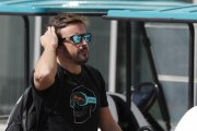 Fernando Alonso pasea en Abu Dhabi.-AP