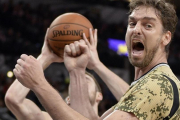 Pau Gasol, durante su buen partido contra Detroit Pistons.-AP / DARREN ABATE