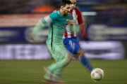 Messi corre en el Calderón junto a a Griezmann en el Atlético-Barça de la Copa-