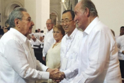 El rey Juan Carlos saluda al presidente de Cuba  Raul Castro  a su llegada Cartagena de Indias  para asistir a la ceremonia por la firma de la paz con las FARC.-EFE