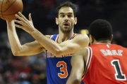 Los jugadores de la NBA José Calderón y Derrick Rose se enfrentan en un partido de la temporada pasada en Chicago-KAMIL KRZACZYNSKI / EFE