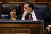 La vicepresidenta y el presidente observando el móvil, durante la sesión de control.-JOSE LUIS ROCA