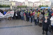 Una de las concentraciones de los sábados en la plaza mayor de Burgos para exigir una solución al Directo.-RAÚL OCHOA