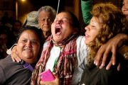 Un grupo de mujeres muestran su alegría por la noticia del acuerdo de paz de Colombia.-EFE / LEONARDO MUÑOZ